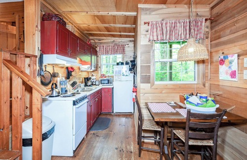 Lake Toxaway Cabina | Romantic Bungalow - Hike to Dozens of Waterfalls
