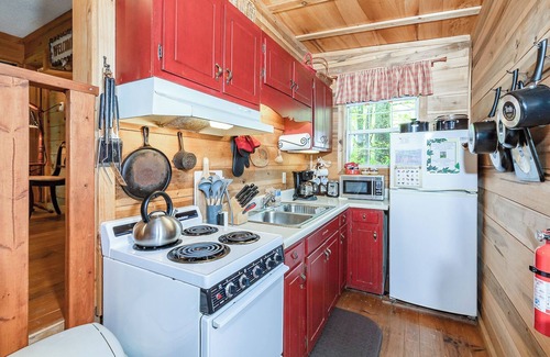 Lake Toxaway Cabina | Romantic Bungalow - Hike to Dozens of Waterfalls