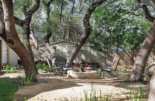 Wetmore Casa | Romantic~Butterfly Cttg~Central Loc, Firepit ~Oaks