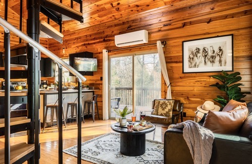 Elgin Cabina | Romantic Cabarn w/ HotTub Lounge - Located on BSF!