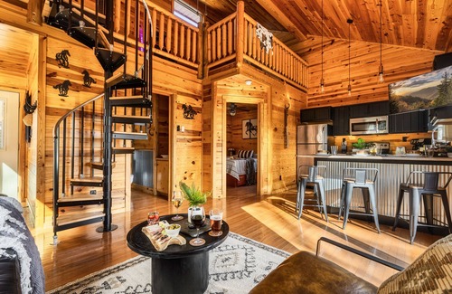 Elgin Cabina | Romantic Cabarn w/ HotTub Lounge - Located on BSF!