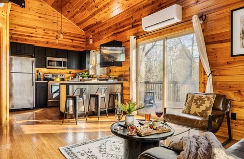 Elgin Cabina | Romantic Cabarn w/ HotTub Lounge - Located on BSF!
