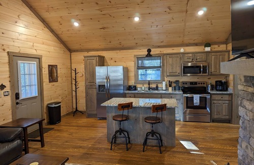Cashes Valley Cabina | Romantic Cabin for 2, Hot Tub, wifi 10min from BR, hiking and waterfalls near