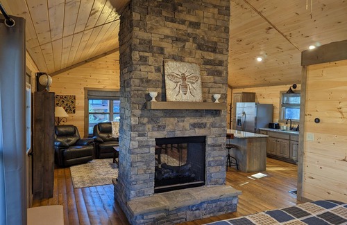 Cashes Valley Cabina | Romantic Cabin for 2, Hot Tub, wifi 10min from BR, hiking and waterfalls near