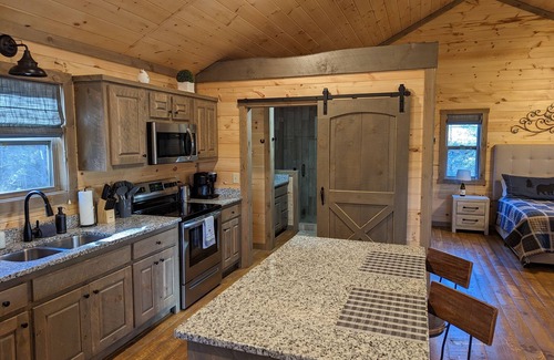 Cashes Valley Cabina | Romantic Cabin for 2, Hot Tub, wifi 10min from BR, hiking and waterfalls near
