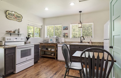 Seguin Cabina | Romantic Cabin for Two! 12 miles to Schlitterbahn/New Braunfels, Gruene Texas.