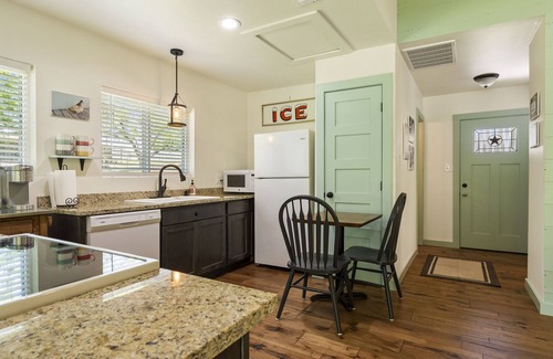 Seguin Cabina | Romantic Cabin for Two! 12 miles to Schlitterbahn/New Braunfels, Gruene Texas.