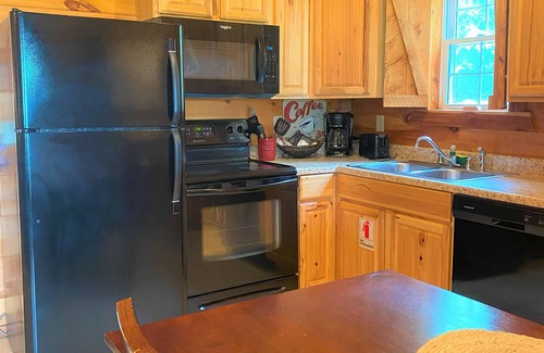 Mena Cabina | Romantic Cabin with Jacuzzi Tub. Ride-in Access to Wolf Pen Gap ATV trails