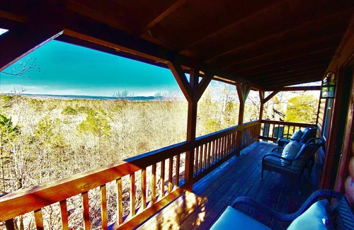 Mena Cabina | Romantic Cabin with Jacuzzi Tub. Ride-in Access to Wolf Pen Gap ATV trails