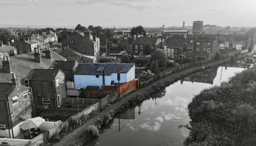Chester Casa | Romantic canal-side cottage with hot tub