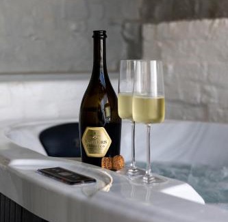 Chester Casa | Romantic canal-side cottage with hot tub