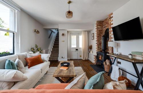 Chester Casa | Romantic canal-side cottage with hot tub