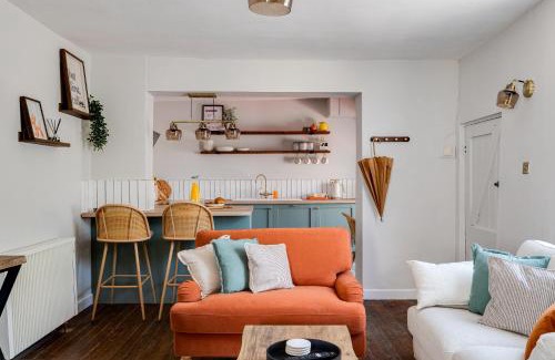 Chester Casa | Romantic canal-side cottage with hot tub