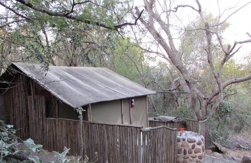 Thorny Bush Game Reserve Casa | Almohadilla de lona romántica en el río, comparte la ducha con los monos y escucha a los leones