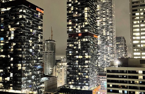 Lawrence Park South Condominio | Romantic condo in a vibrant neighborhood, steps to all necessities/Big city life