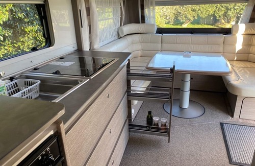 Longlands Casa | Romantic Cosy Comfortable Caravan - 5 minutes drive from Havelock North/Hastings