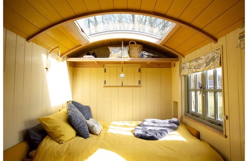 Birdham Chalet De Esquí | Romantic Cosy Hygge Shepherd Hut Hideaway set in our Orchard