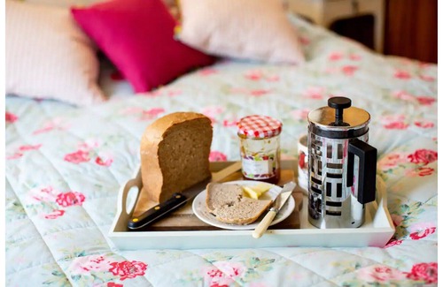 Birdham Chalet De Esquí | Romantic Cosy Hygge Shepherd Hut Hideaway set in our Orchard
