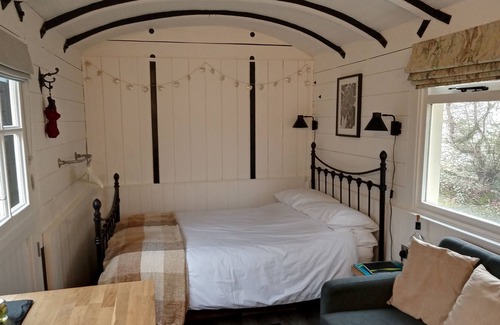 Caio Cabina | Romantic cosy railway carriage with hot tub and garden.