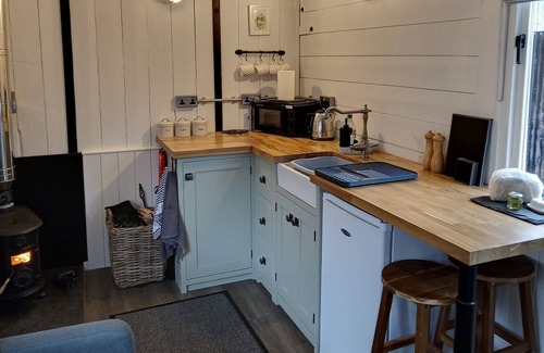 Caio Cabina | Romantic cosy railway carriage with hot tub and garden.