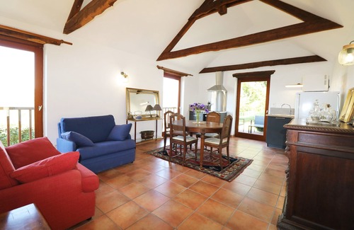 Castels Casa | Romantic cottage with huge swimming pool walking distance from medieval village