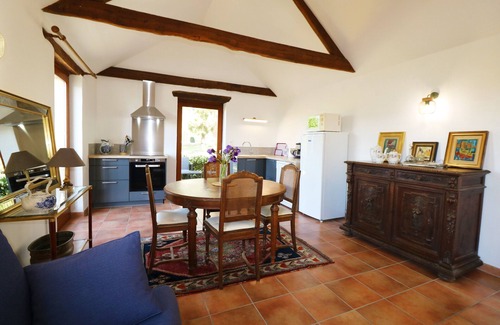 Castels Casa | Romantic cottage with huge swimming pool walking distance from medieval village