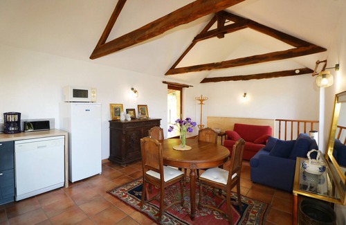 Castels Casa | Romantic cottage with huge swimming pool walking distance from medieval village