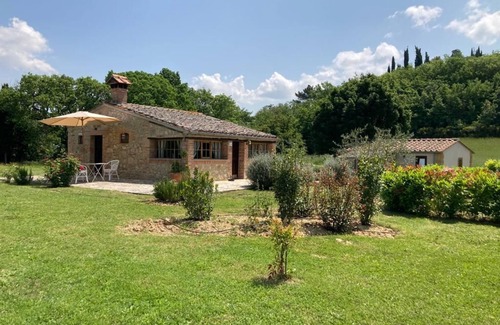 Torrita di Siena Cabaña | Romantic Cottage furnished in country style in the hills of Tuscany.