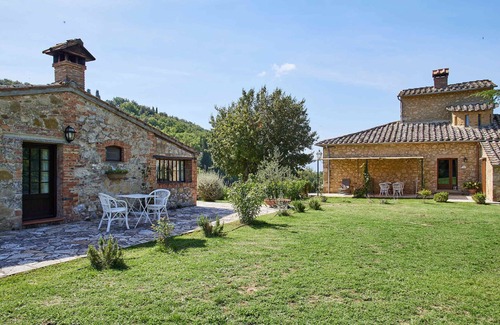 Torrita di Siena Cabaña | Romantic Cottage furnished in country style in the hills of Tuscany.
