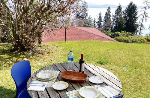 Belgirate Casa | Romántica cabaña rodeada de vegetación con vista al lago