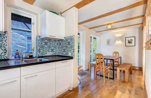 Lassan Casa | Romantic cottage for 6 people in a beautiful garden with pond