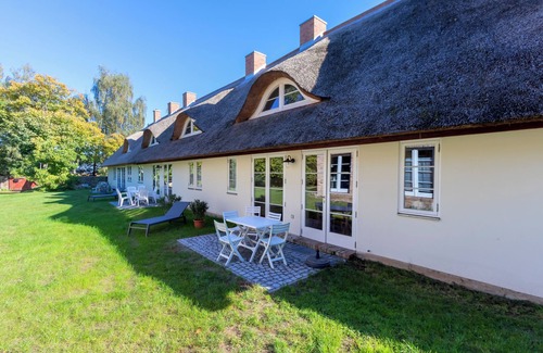 Lassan Casa | Romantic cottage for 6 people in a beautiful garden with pond