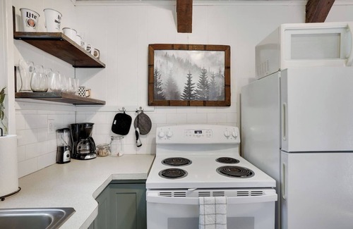Locust Lake Village Cabaña | Romantic Cottage in Lake Community w Private Hot Tub