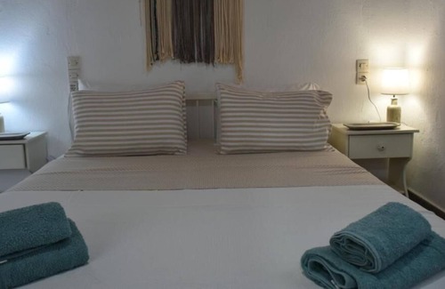 Skiathos Town Apartamento | Romantic Cottage Oasis in Skiathos