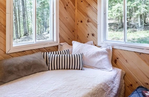 Harrington Chalet De Esquí | Romantic cottage w/fire pit in the woods close to great hiking trails