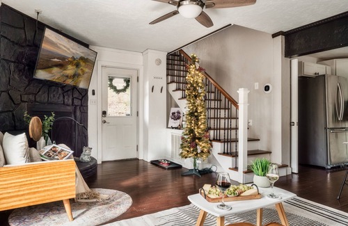 Gatlinburg Cabaña | Romantic Couple's Cottage, Walk to downtown Gatlinburg, Hot Tub, Fire Pit, Dogs