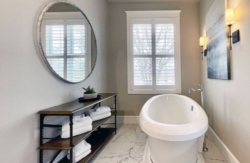 Reeders Chalet De Esquí | Romantic Couples Suite in the Poconos with Jetted Tub