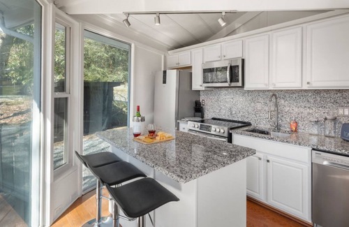Beech Mountain Cabaña | Romantic Cozy Cottage Views Hot Tub Minutes to FUN