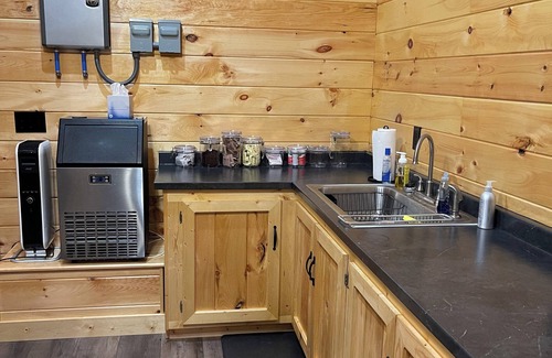 Abingdon Casa | ROMANTIC CREEKSIDE BUNGALOW AT CASCADES AT PARKS MILL One bedroom