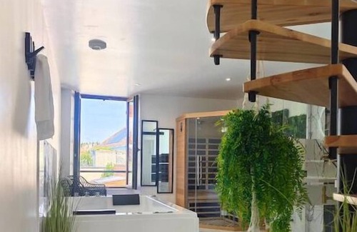 Hermanville-sur-Mer Apartamento | Romantic Escape with Bathtub and Sauna