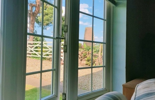Spalding Cabaña | Romantic English cottage three bedrooms, detached, drive for three cars, homely