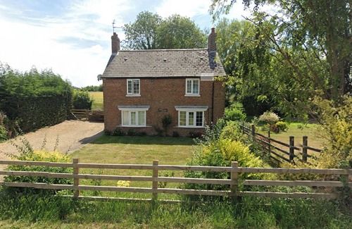 Spalding Cabaña | Romantic English cottage three bedrooms, detached, drive for three cars, homely