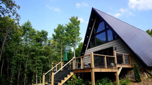 Dobson Chalet De Esquí | Romantic Escapes in this Stunning A-Frame in North Carolina with Access to a Private Hot Tub and Fire Pit