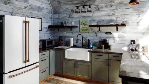 Dobson Chalet De Esquí | Romantic Escapes in this Stunning A-Frame in North Carolina with Access to a Private Hot Tub and Fire Pit