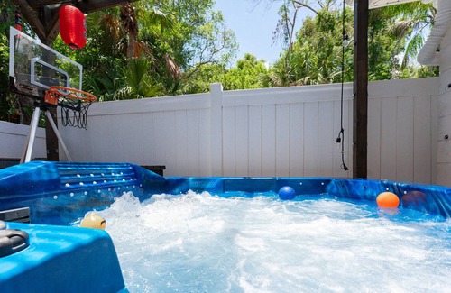 Madeira Beach Villa | Romantic Florida villa with hot tub - 5 mins from beautiful Madeira Beach!!!!!!!