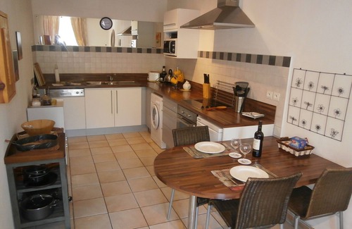 Saint-Chinian Apartamento | Romántico escapada en la plaza de Saint-Chinian con fantásticos paseos y vinos