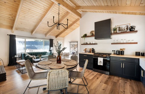 Running Springs Cabina | Romantic Getaway Cabin w/private hot tub, deck and fireplace