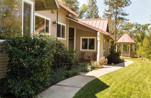 Murphys Apartamento | Romantic Getaway at Crestview Pond Estate