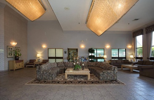 Parkrose Casa | Romantic Getaway! Modern Unit, Pool and Parking