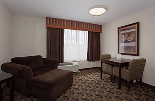 Parkrose Casa | Romantic Getaway! Modern Unit, Pool and Parking